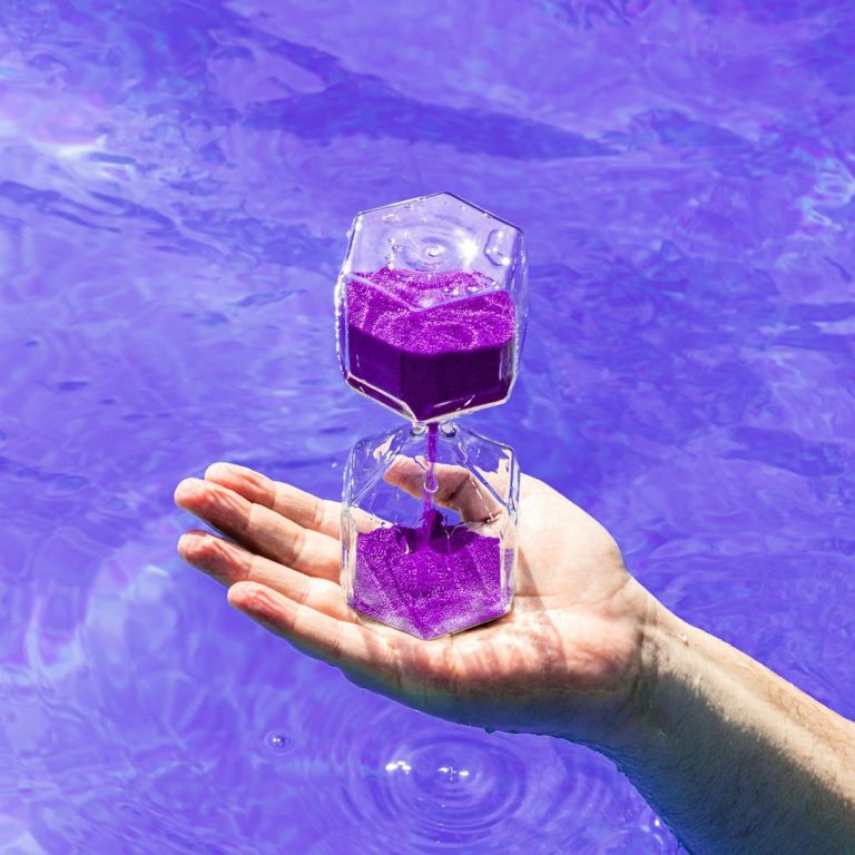 Hourglass symbolizing the passage of time, relevant to time idioms.