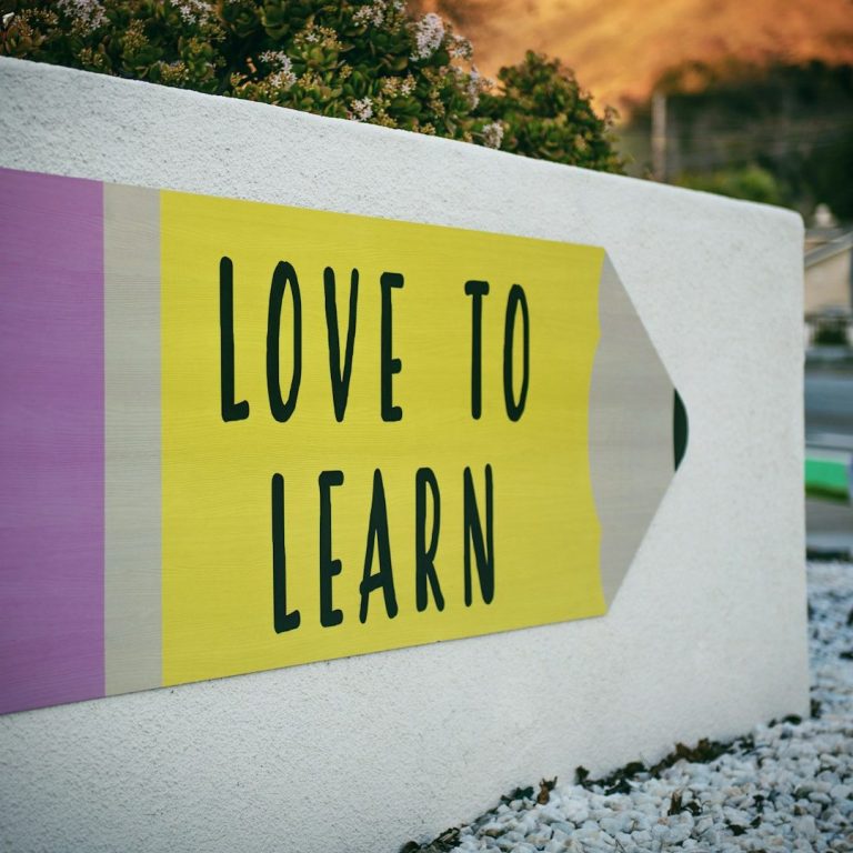 'Love to learn' is written on a stylised pencil background-an illustration to the topic of 'English Idioms'